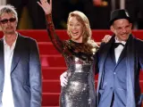 El director de cine, Carax, posa en el Festival de Cannes junto a Kylie Minogue.
