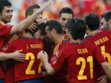 La Selección Española celebra un gol de Cazorla ante Serbia.