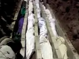 Imagen extraída de un vídeo publicado en la red social Sham News Network en la que se muestran los cuerpos de varios ciudadanos sirios muertos durante la matanza de Hula, cerca de Homs (Siria).