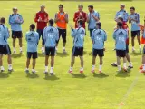 Los jugadores y cuerpo técnico de la selección española de fútbol aplauden para felicitar a Roberto Soldado (en la izquierda) por su cumpleaños.