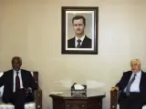 El enviado especial de la ONU y de la Liga Árabe para Siria, Kofi Annan, (i), durante el encuentro que ha mantenido con el ministro sirio de Exteriores, Walid al-Moallem, en Damasco, Siria.