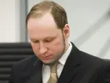 Anders Behring Breivik, autor confeso de los atentados del julio de 2011 en Noruega, toma notas en el juicio contra él que se celebra en Oslo.