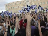 Ciudadanos griegos protestan en la plaza Sintagma de Atenas (Grecia) contra el Gobierno del país.