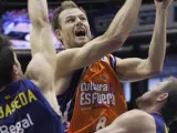 Brad Newley penetra a canasta ante Rabaseda y CJ Wallace en el Valencia Basket- Barça Regal.