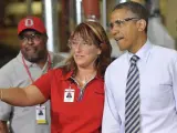 El presidente de los Estados Unidos, Barack Obama, (d), visita una fábrica de la localidad de Golden Valley, en Minnesota.