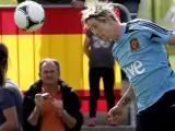 Fernando Torres remata un balón durante un entrenamiento de la Selección Española.