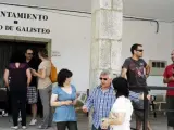 Varios vecinos, a las puertas del Ayuntamiento de Guijo de Galisteo, donde se desarrolló un referéndum para decidir el destino de 15.000 euros de presupuesto municipal, con un resultado favorable a los festejos taurinos.