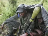 Soldados congoleños aguantan bajo la lluvia cerca de la frontera.
