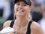 La tenista rusa Maria Sharapova posa con el título de campeona en Roland Garros.