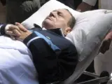 Fotografía de archivo fechada el 7 de septiembre de 2011 del expresidente egipcio Hosni Mubarak siendo llevado en camilla a una de las sesiones del juicio que se celebraba contra él en El Cairo, Egipto.