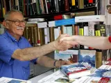 El escritor Eduardo Mendoza saluda a sus lectores y firma ejemplares de sus libros en la Feria del Libro de Madrid.