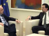 El presidente del Gobierno, Mariano Rajoy, durante la reunión que ha mantenido con el vicepresidente de la Comisión Europea, Joaquín Almunia, en el Palacio de la Moncloa.