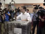El líder de la Coalición de la Izquierda Radical (Syriza) Alexis Tsipras vota en un colegio electoral en Atenas.