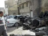 Imagen de archivo que muestra un policía iraquí frente a un atentado