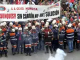 Varios mineros junto a cientos de personas durante la manifestación que tuvo lugar en Langreo (Asturias).