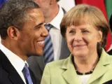 El presidente de Estados Unidos, Barack Obama (i), habla con la canciller alemana, Angela Merkel.