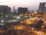 Miles de manifestantes egipcios protestan contra al reciente decreto de la Junta Militar gobernante para darse plena potestad y limitar los poderes del futuro presidente de Egipto.