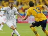 El jugador de Francia Karim Benzema (i) lleva el balón ante Jonas Olsson.