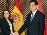 El presidente de China, Hu Jintao, saluda a la vicepresidenta del Gobierno español, Soraya Sáenz de Santamaría en una imagen de archivo.