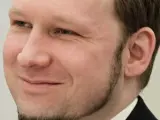 El ultraderechista Anders Behring Breivik, autor confeso de los atentados del 22 de julio en Noruega, sonríe momentos antes de los alegatos finales durante su juicio en Oslo (Noruega).