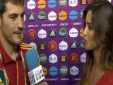 Sara Carbonero entrevista a Iker Casillas tras la victoria ante Francia en la Eurocopa.