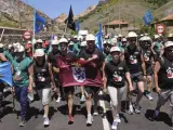 Los 80 mineros asturianos que forman parte de la "marcha negra" hacia Madrid para reivindicar el mantenimiento de las ayudas al sector del carbón, a su llegada a Ciñera (León).