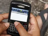 Una mujer utiliza su BlackBerry.