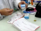 Un farmacéutico dispensa una receta.