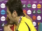 Iker Casillas y Sara Carbonero se abrazan tras la entrevista en la final.