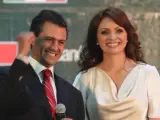 El candidato presidencial por el Partido Revolucionario Institucional (PRI), Enrique Peña Nieto, junto a su esposa, la actriz Angélica Rivera.