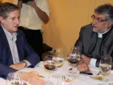 El destituido presidente paraguayo, Fernando Lugo (d), habla con el eurodiputado español, Willy Meyer, el lunes 2 de julio de 2012, en un hotel de Asunción (Paraguay).