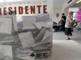 Una mujer emite su voto el domingo 1 de julio de 2012, en la ciudad de Monterrey, en el estado de Nuevo León (México). Se elegirán un nuevo presidente, 128 senadores y 500 diputados federales y se definirán centenares de otros cargos públicos, hasta un total de 2.127 puestos de elección popular.