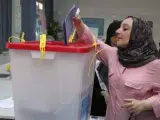 Una mujer libia vota durante las elecciones legislativas que celebra el país.