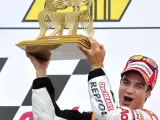 Dani Pedrosa levanta el trofeo tras ganar el GP de Alemania de MotoGP.