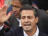 Enrique Peña Nieto saluda a sus seguidores.
