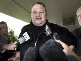 Kim Dotcom, fundador de Megaupload, habla con la prensa, en una imagen de 2012.