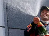 Webber brindando con champán