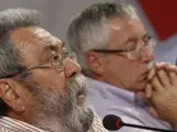 Los secretarios generales de UGT, Cándido Méndez (i), y de CC OO, Ignacio Fernández Toxo (d), durante la rueda de prensa para anunciar las próximas movilizaciones contra el gobierno por sus medidas de recortes.