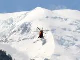 Un helicóptero de rescate sobrevuela la zona durante las operaciones de rescate tras avalancha de nieve registrada en el macizo del Mont Blanc.