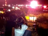Una pareja observa los conciertos del FIB 2012 desde la colina frente al festival.