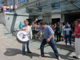 Protesta de funcionarios ante la Xunta en San Caetano y bombo con foto de Rajoy