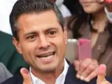 El candidato a la presidencia de México, Enrique Peña Nieto, del Partido Revolucionario Institucional (PRI), tras emitir su voto en los comicios del domingo 1 julio de 2012. Peña Nieto, el favorito, se impuso por amplia mayoría.