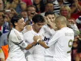 Kaká celebra con sus compañeros su gol ante el Ajax.