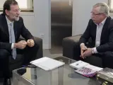 Rajoy, durante la recepción que ofreció a Ignacio Fernández Toxo (CC OO), en la sede del PP tras ganar las elecciones.