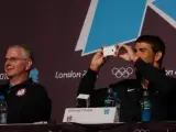 Phelps y Bowman, en la sala de prensa, haciendo de fotógrafos