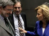 Elena Salgado conversa con Narcís Serra (PSC) y Valeriano Gómez (PSOE) en la Comisión de Economía del Congreso de los Diputados este jueves.