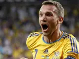 Shevchenko, delantero de Ucrania, celebra uno de sus goles ante Suecia.