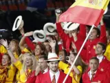Pau Gasol portando la bandera de España con la delegación española detrás.
