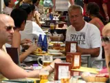 Turistas de tapeo en Sevilla