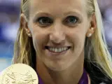 La nadadora estadounidense, Dana Vollmer, posa con el oro conseguido en Londres 2012.